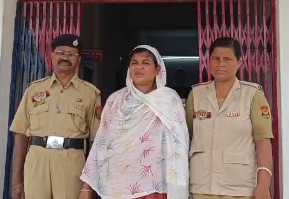 A woman Parul Akhter from Tripura arrested for trafficking of illegal Bangladeshis & Rohingyas into India She was harbouring illegal immigrants, giving shelter & food to them This woman is threat to national security. Such Facilitators are more dangerous than illegal immigrants