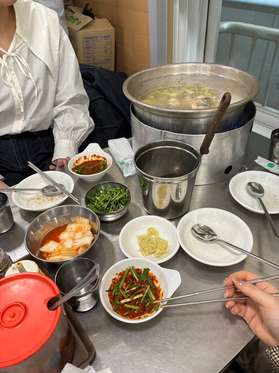 _orz___17's tweet photo. お友達と韓国爆食旅行してきた🇰🇷🥣 https://t.co/wQz7GPP7qe