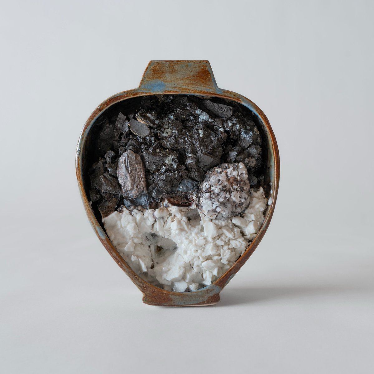ayaka_morikawa_'s tweet photo. bowing pot
2023
160×125×50(㎜)
磁土 陶土 釉薬 ガラス 石
#ceramics #art #melt
#ceramicdesign #ceramicart
#slipcasting #porcelain #stone
#壺 #石 https://t.co/Z7Pd7msKht