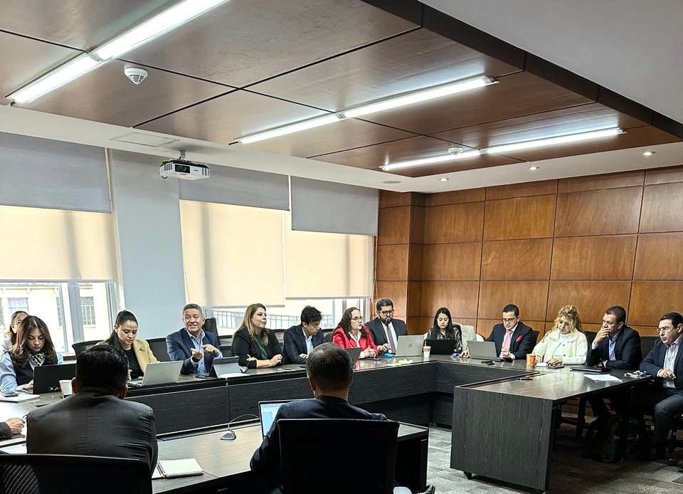 Productiva jornada junto @AsomovilCol  y Operadores Móviles, enfocada en la mejora de la calidad de servicio. Escuchamos sus propuestas y ahora iniciamos el análisis detallado de los datos.
El @Ministerio_TIC y la industria trabaja para avanzar hacia un mejor servicio para todos.