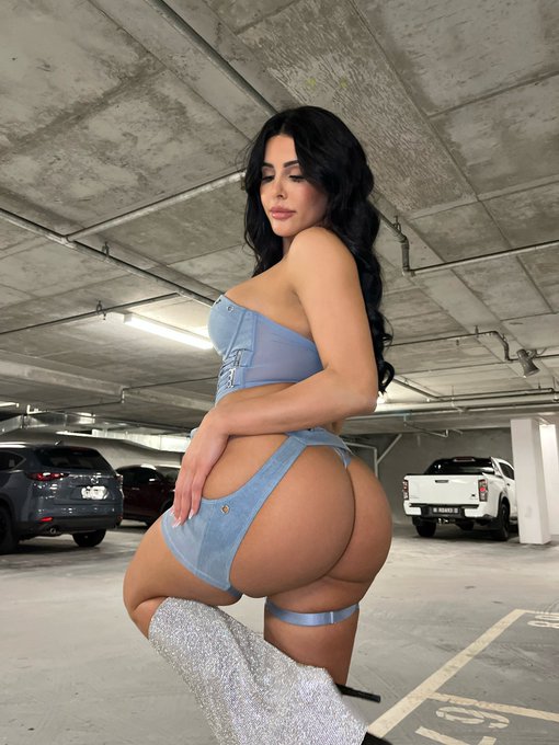 rate my outfit 1-10 🔥 https://t.co/TIc5joavYA