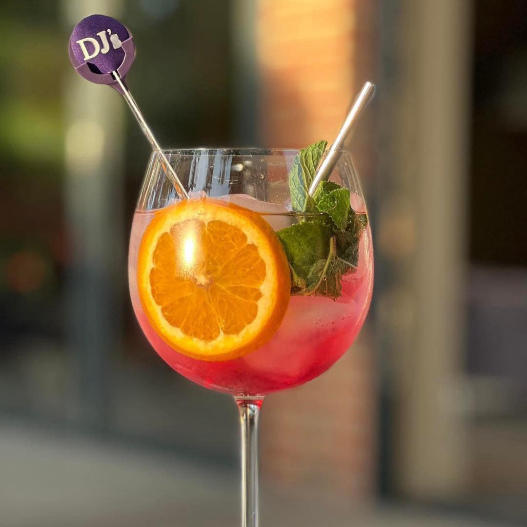 Is it just us who gets confused by Bank Holidays and time changes?! Sometimes the only answer is to sip on a refreshing DJ’s. 🍹 

Did you know DJ’s can be enjoyed with or without alcohol. 

Find out more about our infusion pockets on our website or Amazon shop.