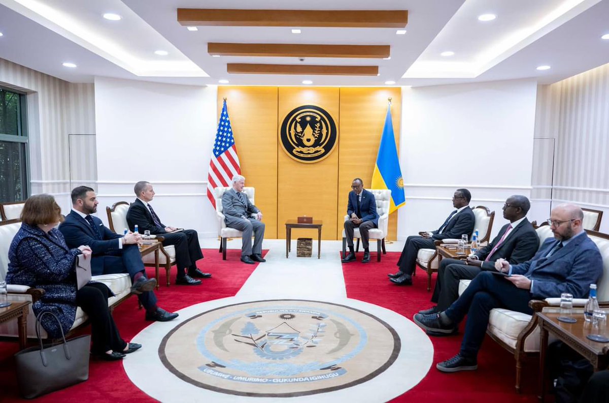 USA 🇺🇸 and Rwanda This morning at Urugwiro Village, President Kagame met with former President Bill Clinton of the United States of America, who led the Presidential Delegation designated by President Joe Biden to attend the 30th Commemoration of the Genocide Against the Tutsi.