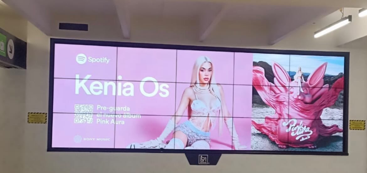 Publicidad de “Pink Aura” en el Aeropuerto Internacional de la Ciudad de México. 🔗: open.spotify.com/prerelease/57S…