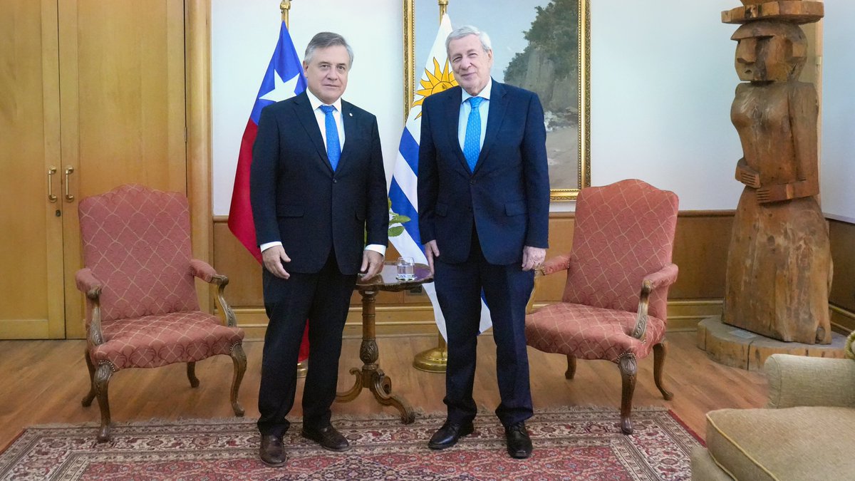 El ministro de Relaciones Exteriores, @AlbertoKlaveren, se reunió con su par de Uruguay, @OmarPaganini. En el encuentro abordaron temas de interés común y las excelentes relaciones bilaterales entre nuestros países. 🇨🇱🤝🇺🇾