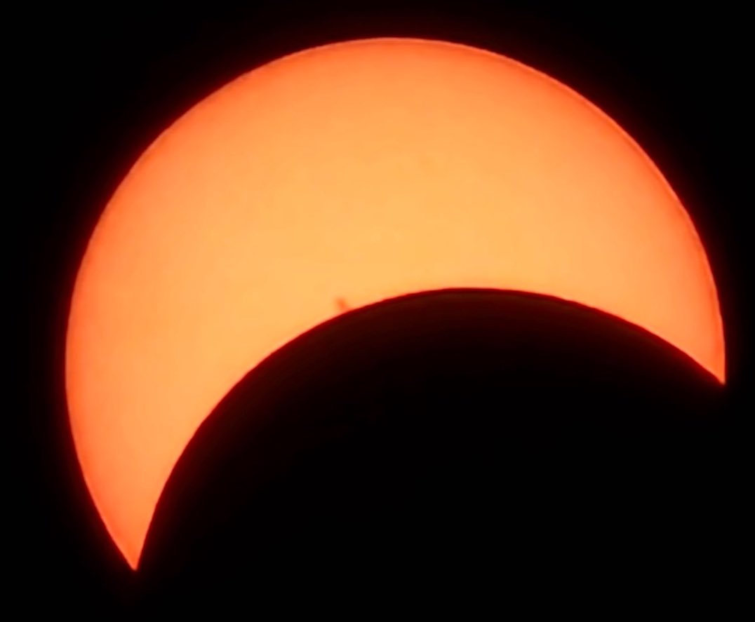 ☀️🌑🌙Wow! Watching the celestial event @AACR #AACR24 brings everyone together. #CancerMoonshot 👉🏼We choose to go to the moon 🌙 ☀️Stunning images of #Eclipse2024 with the amazing @claytonboldt @aubreybloom #AACR24 🎯🧬🚀 @AACR @AACRPres @AACR_CEO @CD_AACR @CCR_AACR @OncoAlert…