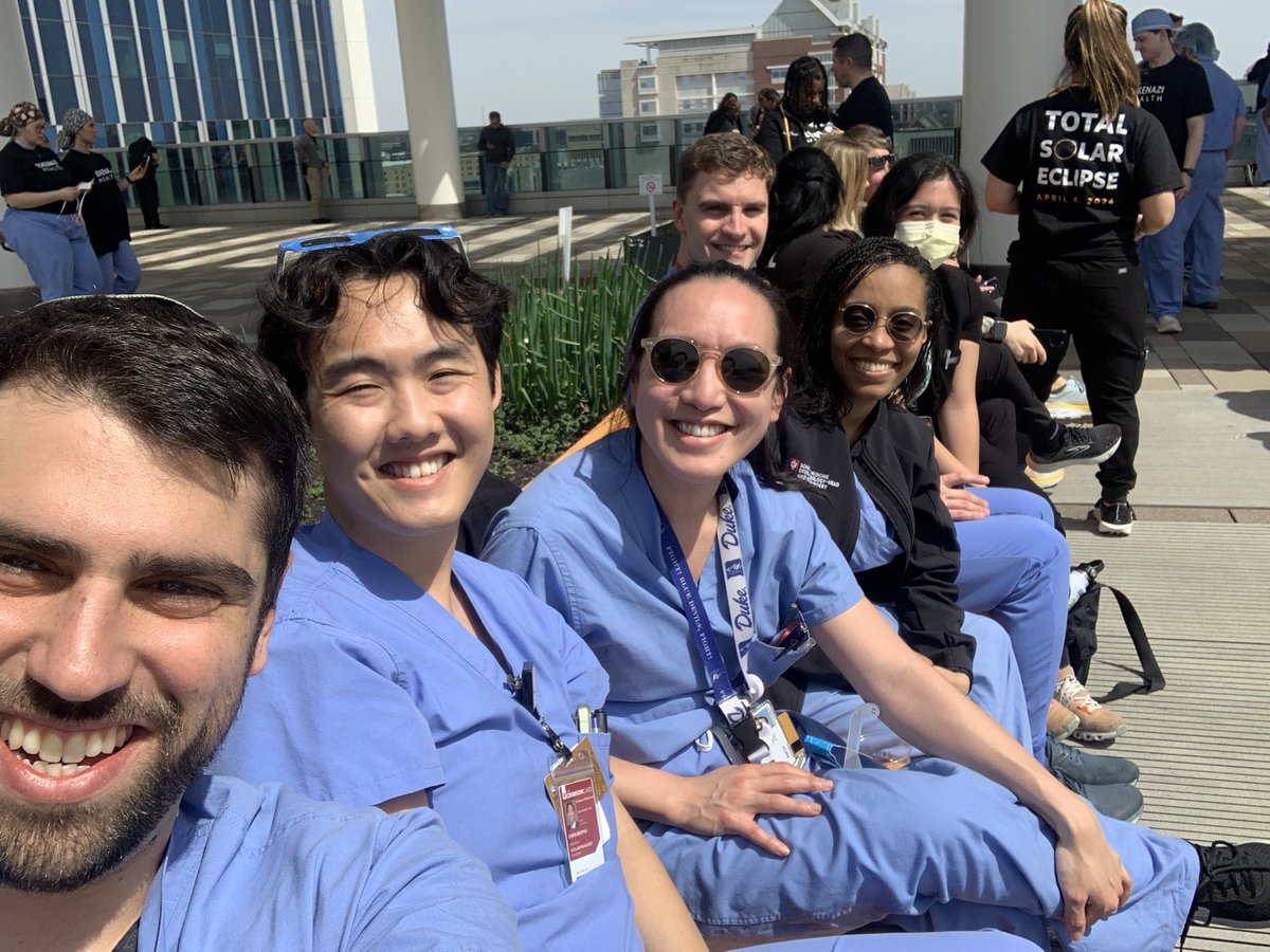 Sending sympathies to all ophtho residents on call today 🫡 wonder how many people in ER for #eclipse-related issues. Vision changes, neck pain from looking up…