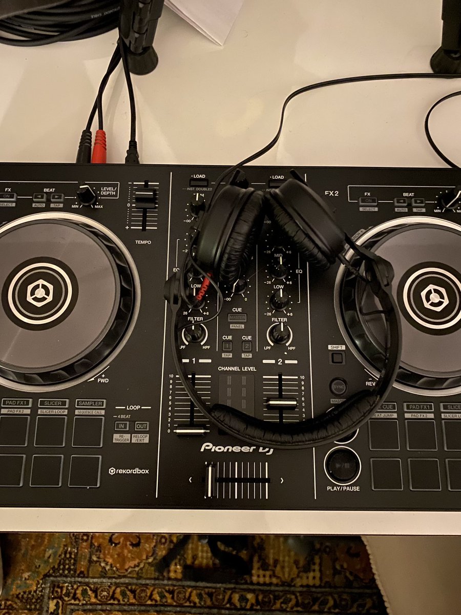 RDV sur Twitch mercredi à 15h alleeeeez 🔥
Je vais streamer un dj set en open format et du blabla 😌
twitch.tv/vikkenmusic