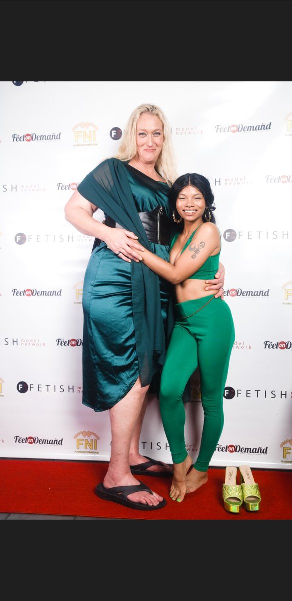 Its not a bbl Its not groceries Its the whole damn store! I loved meeting @seechellesize18 ! She brings a feeling of joy with every room she steps in. And she's hilarious too! Lol Giantess Size comparison Findom Femdom Foot worship queen @FLFootNight