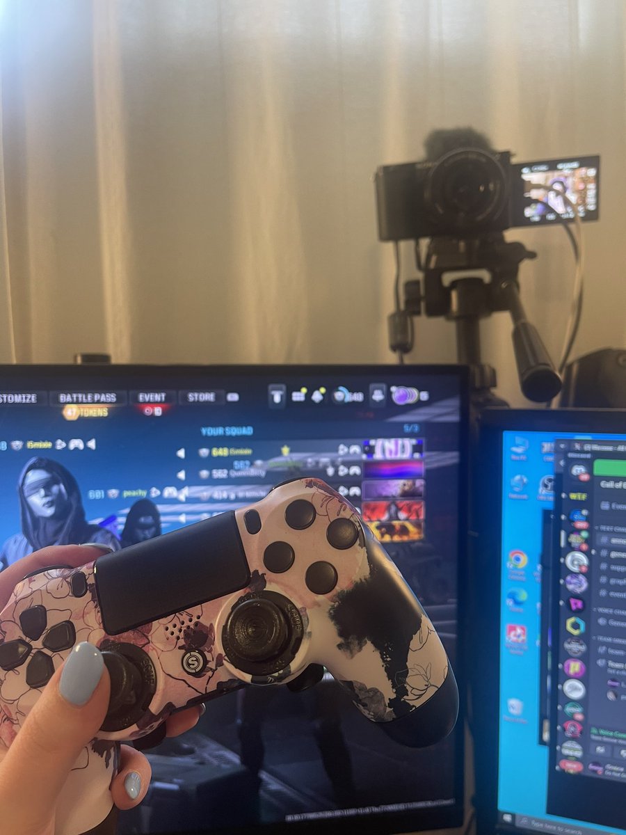 $10,000 @WzTotalFrenzy Crown the Queen w/ @peachyyTV ! Gonna be going crazy with my @ScufGaming controller Twitch.tv/iSmixie