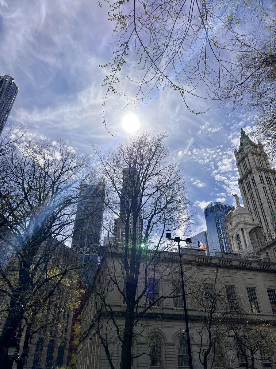 ebkent's tweet photo. The eclipse brought New Yorkers together in the city’s great public spaces. #Eclipse2024 #eclipseNYC https://t.co/1O1UffuIox