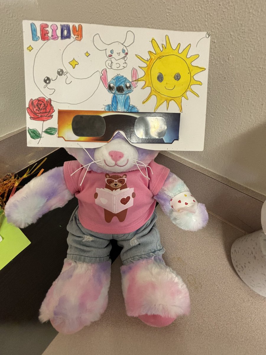 Safety always comes first in my class!🌟 Making custom eclipse glasses shields was a great way to make the eclipse experience safe and fun! My 3rd graders created so many memories today! 🤩#Region1Excellence @StevensParkDISD #DISDeclipse ⚫️☀️