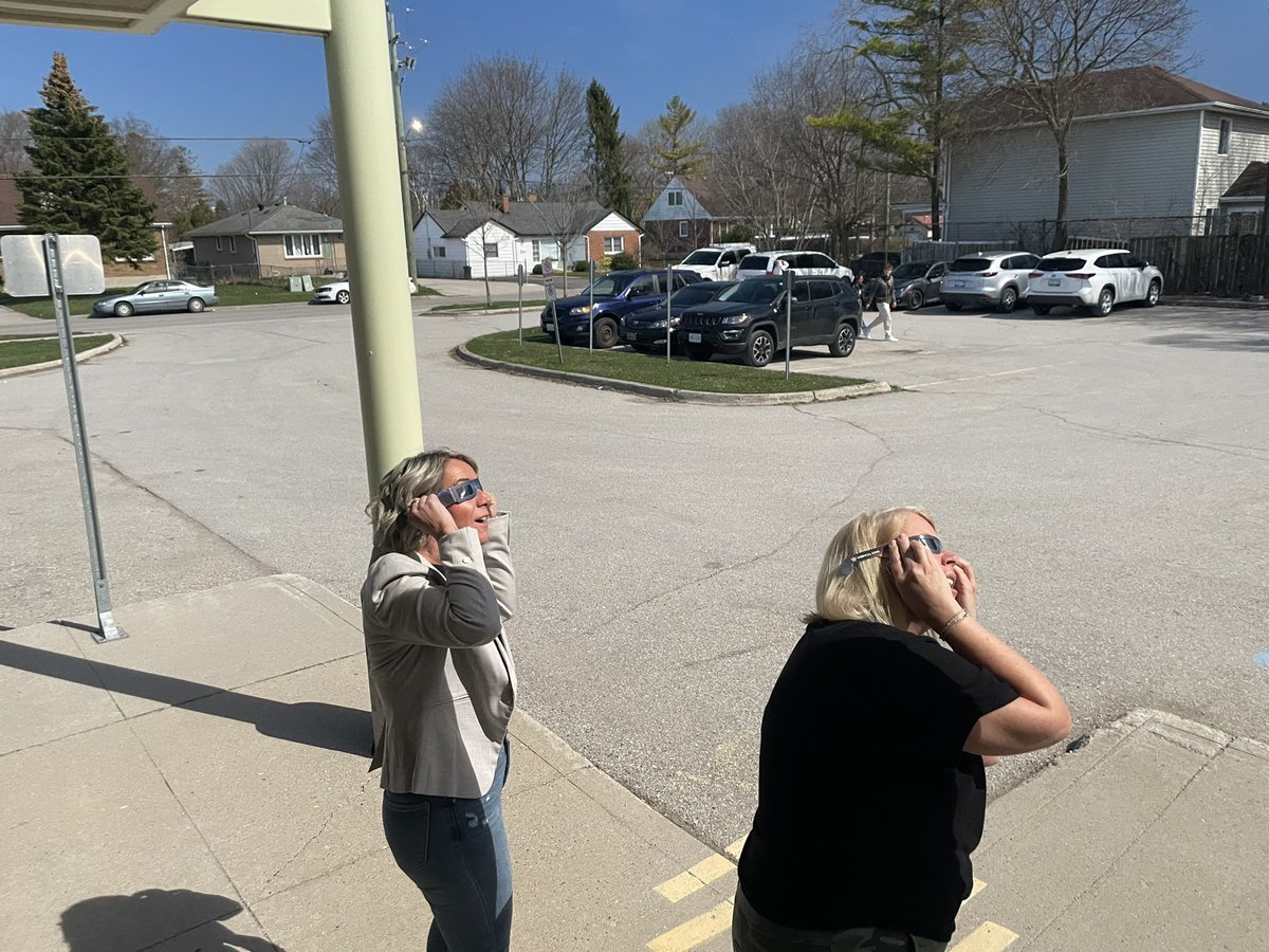 Eclipse viewing with my <a href="/NorthbraeKnight/">Northbrae Public School</a> partner <a href="/TaraMac90448518/">Tara Macdonald</a>! Pretty cool STEM activity on a Math PD day ☀️