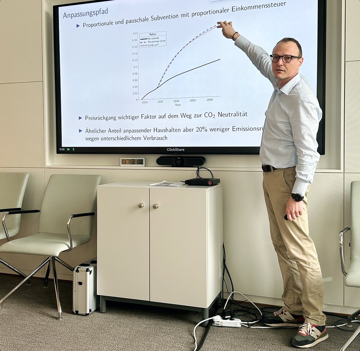 Wie kriegen wir eine Klimapolitik, die ökologische Lenkungswirkung, gesellschaftliche Akzeptanz und Finanzierbarkeit miteinander verbindet? Dazu heute spannender Input von Prof. @kuhnmo. Seine Ergebnisse 👉 m.faz.net/aktuell/wirtsc… Danke für den Besuch und eine starke Diskussion!