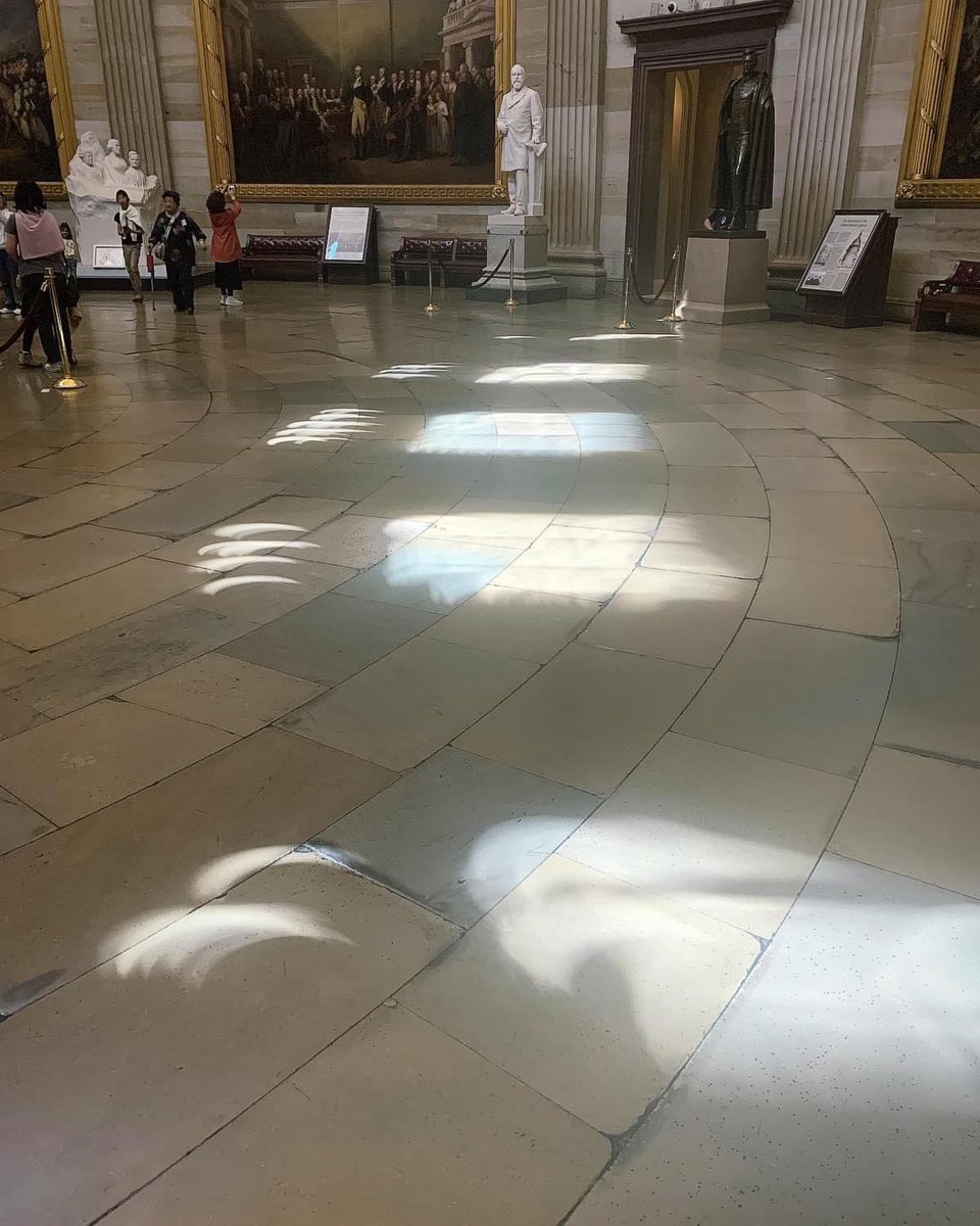 Eclipse shadows at the Capitol Rotunda! 🌖 Via Joey Kouri.