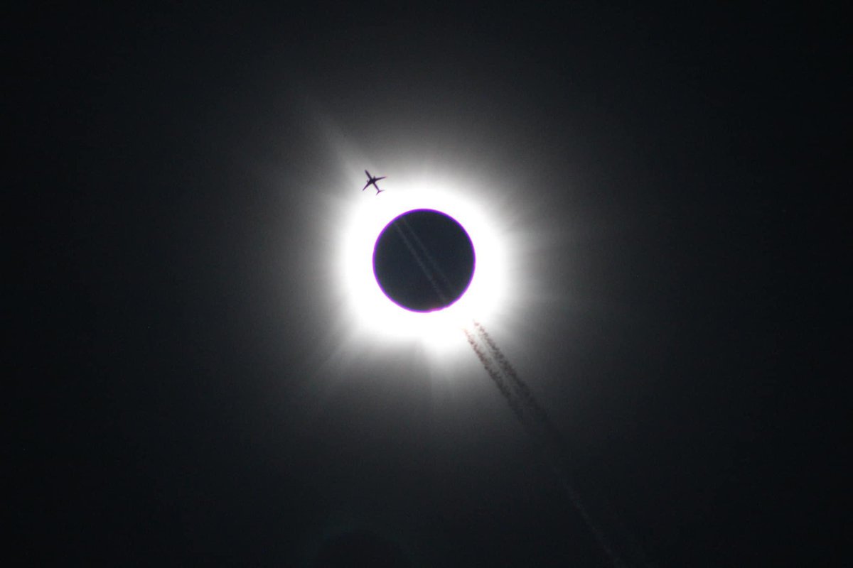 Plane flying through totality in Arkansas! What a picture from Kendall Rust. #arwx