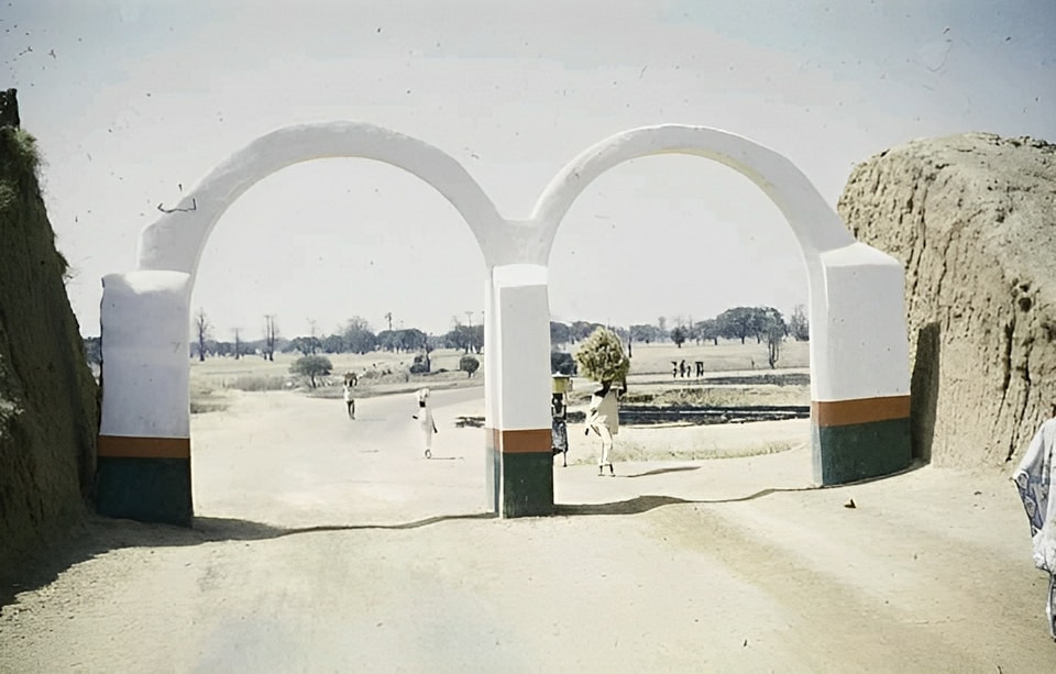 Zaria city gate: 1962

📷- Van Dis
#tuduntsirakya