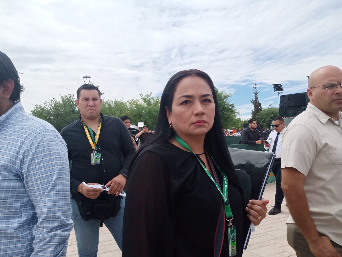 El presidente mpal de #Torreón, @RomanCepeda, se molesta por cuestionamientos de irregularidades y su directora de Prensa, Cristal Barrientos, nos agrede físicamente.