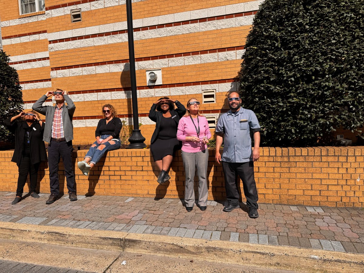 ResInnRosslyn's tweet image. Our team had a great time watching the solar eclipse together today!