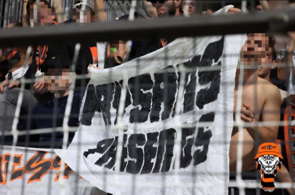 LavalCrew's tweet image. SCO D’ANGERS - SLMFC  [06/04/2024] 
800 Lavallois présents en parcage pour le derby.