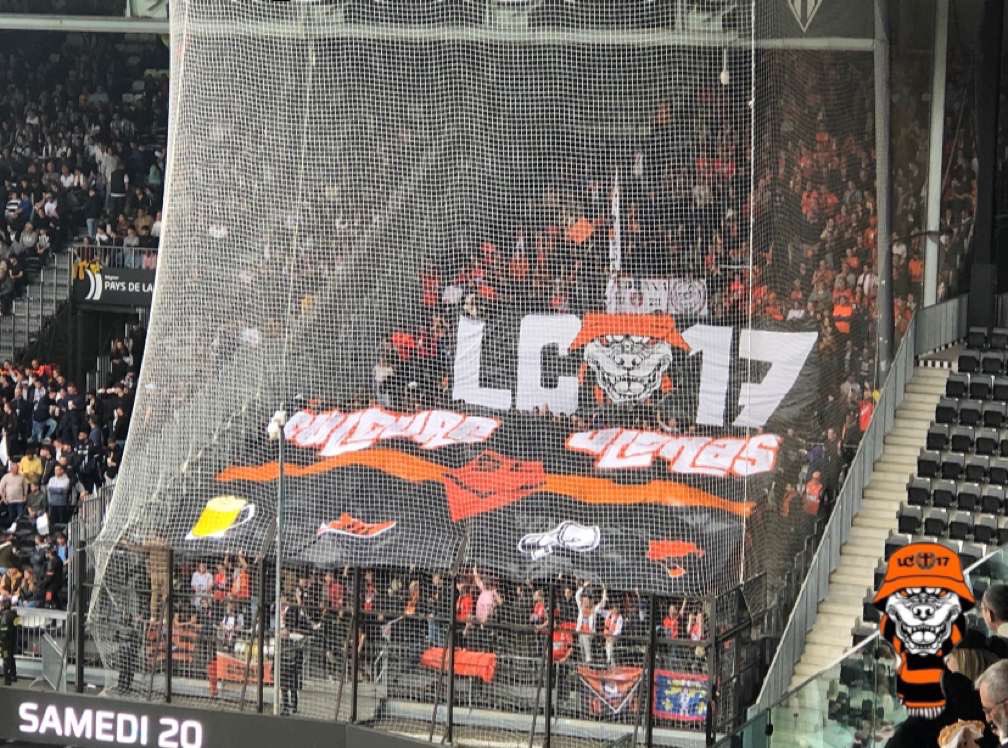 LavalCrew's tweet image. SCO D’ANGERS - SLMFC  [06/04/2024] 
800 Lavallois présents en parcage pour le derby.