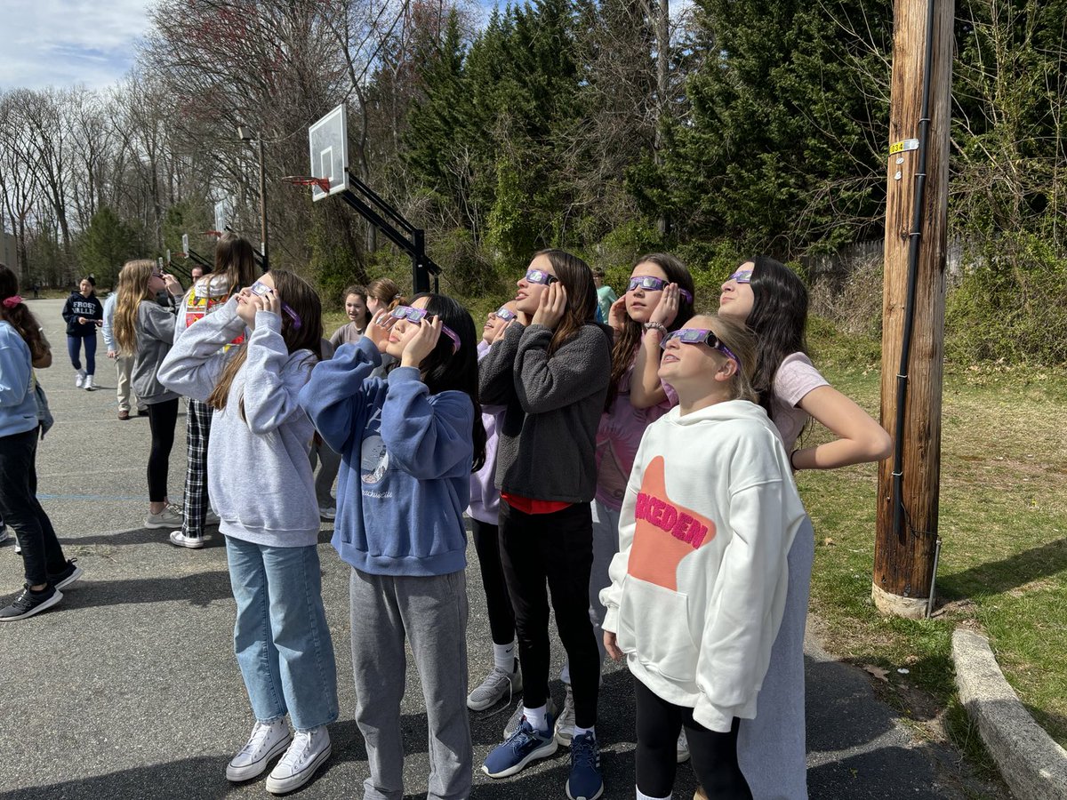 JenCalendrillo's tweet image. Solar Eclipse 2024 ⁦@WPSEisenhower⁩ @EMSTeam3