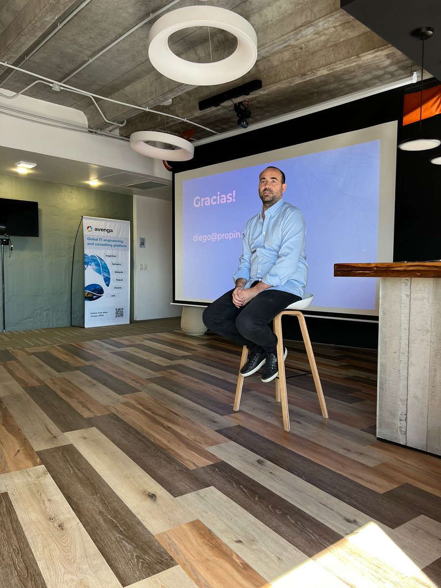 rafaelibanez's tweet photo. Aprendiendo sobre #InteligenciaArtificial con Diego Arab y sobre el mercado de medio oriente con Tobías Bessone 💪en las oficinas de @avenga_latam @avenga_global Comunidad Empresaria @lucianonicora  @isracinman https://t.co/LjK3l9ZqyR