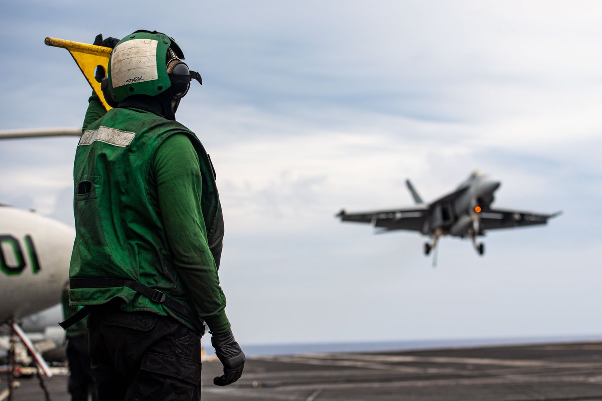 #USSTheodoreRoosevelt conducts routine flight operations, demonstrating #Readiness of @USPacificFleet forces operating in @US7thFleet to support #FriendsPartnersAllies in the #FreeAndOpenIndoPacific.

📍 #PhilippineSea

📸 #USSTheodoreRoosevelt