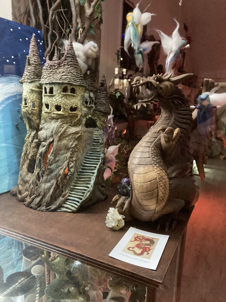 “I believe in Fairies” 🧚‍♂️👍 and Dragons 🐉😃 great shot today of the display at Fortune Faeries…..oh yeah! And Wizards 🧙 and Hobbit houses 🛖 and enchanted Castles 🏰 🍄 ✨ ✌🏾 ☮️