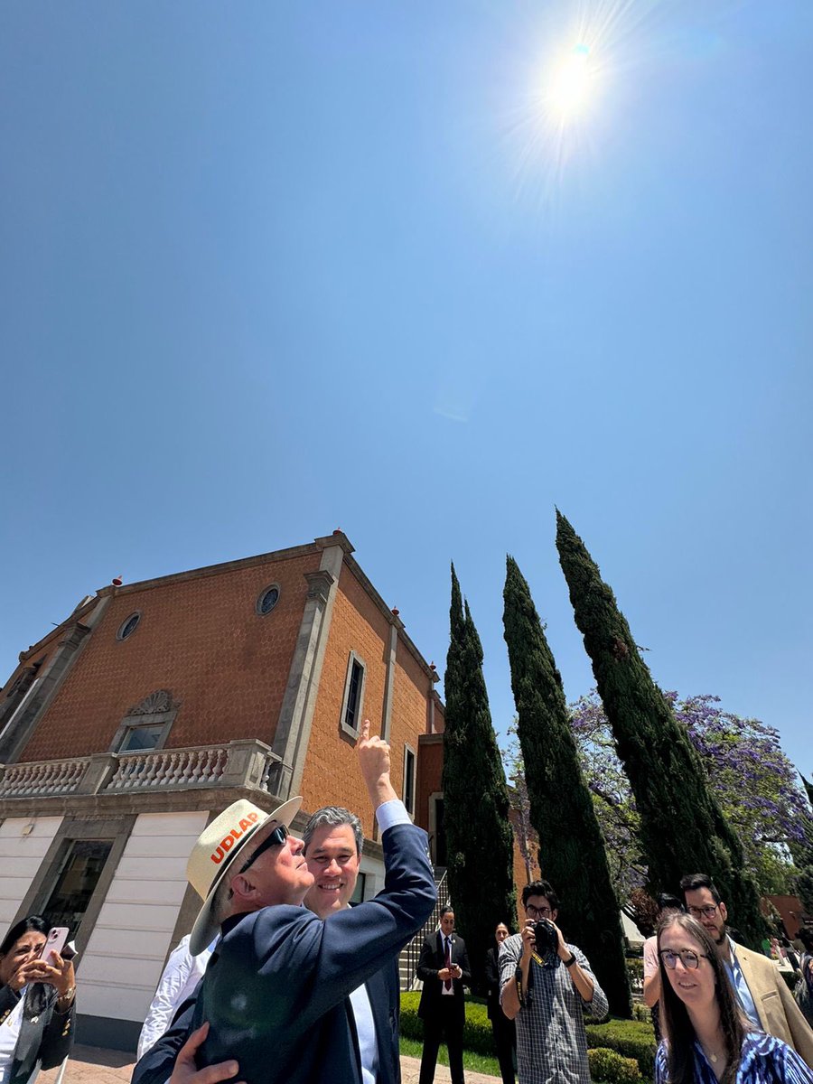 Vi el #Eclipse2024 con estudiantes @udlap y ex alumnos @USEmbassyMEX. 🇲🇽 🇺🇸 son parte de los Acuerdos Artemisa para exploración espacial, apoyar el ingenio de jóvenes que construyen el futuro nos ayudará a llegar más lejos y a los astros, siendo ellos y ellas nuestras estrellas.