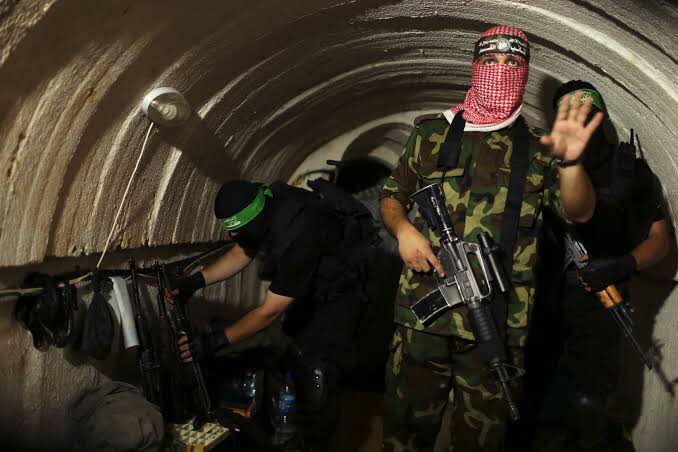 #SONDAKİKA 🔴 İsrail Kanal 12: Hamas savaşçıları tünelden sızarak İsrail kuvvetlerine saldırdı. Kara operasyonu öncesinde bir israil askerini öldürdü, diğerlerini de yaraladı.