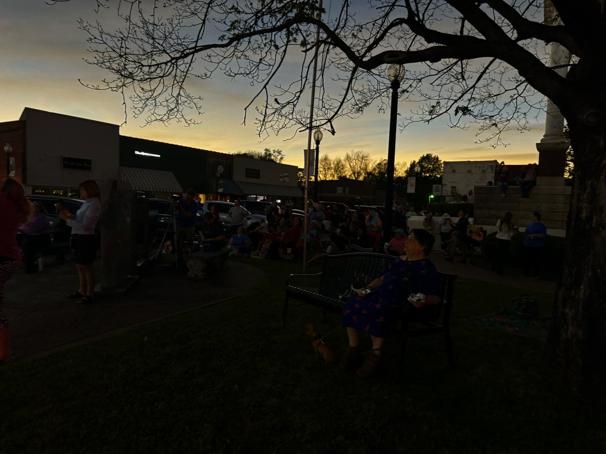 Great shot of some of the crowd enjoying totality in Arkansas 🤣