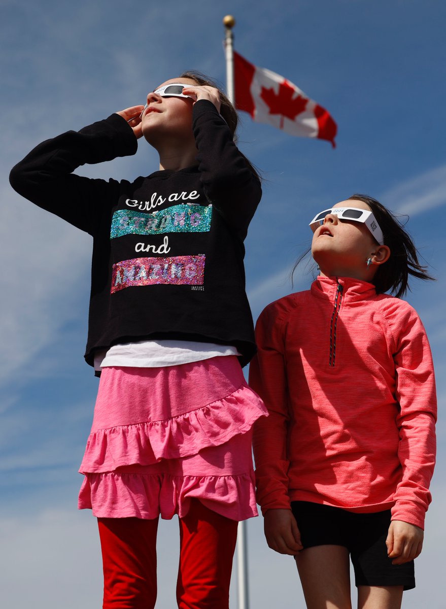 Families and friends take in the #eclipse at Crysler’s Farm outside #Cornwall Monday. @OttawaCitizen #Eclipse2024 #EclipseSolar2024 #Ottawa #ottnews #Solareclipe2024