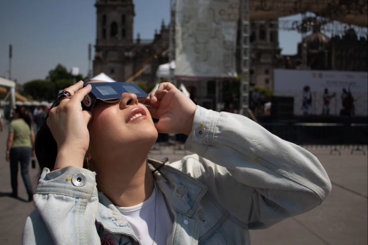 Sol ☀️ + Luna 🌕 = ¡El evento más fantástico del año! 🤩 Así vivieron los capitalinos el #Eclipse2024 en el Zócalo, donde se repartieron más de 2 mil lentes especiales con filtro y se realizaron actividades gratuitas para la divulgación de la ciencia como danza, telescopios y…