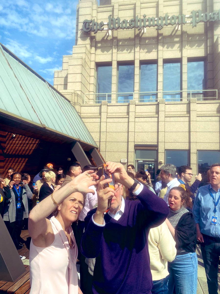 Scene on top of the Washington Post roof today. @danbalz and @AmyEGardner prepare to take in the eclipse.