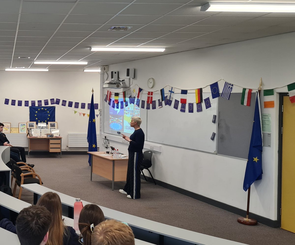 Thanks to @MariaWalshEU 🇪🇺 for taking time out of her busy 
campaign schedule 🗳 to visit us at @MaynoothPPS to talk to our EPAS and Politics & Society students about her role as an MEP.