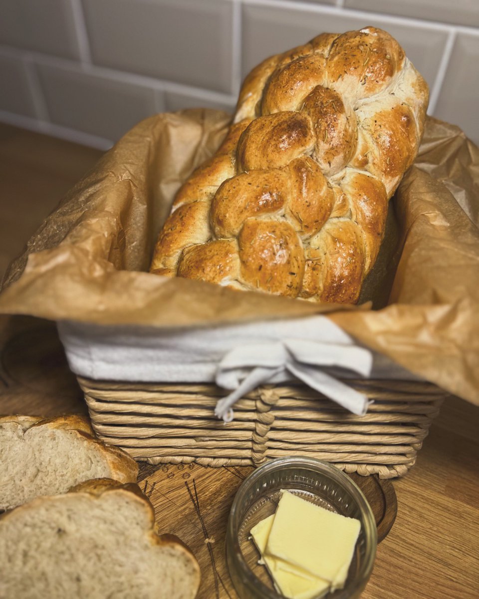 A Sunday well spent, brings a week of content! A freshly baked rosemary & thyme eight strand plaited loaf helped to kickstart after Easter break🥖✨