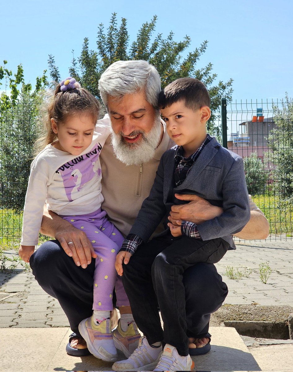 İTİKAF | 'İtikâfa giren kişi, günahları hapsedip, sevapların tümünü elde eden kişi gibi, kendisine sevaplar kazandıran kişidir.' (Hadis-i Şerif) Alparslan Kuytul Hocaefendi'nin itikâf ibadetindeki görüntüleri.…