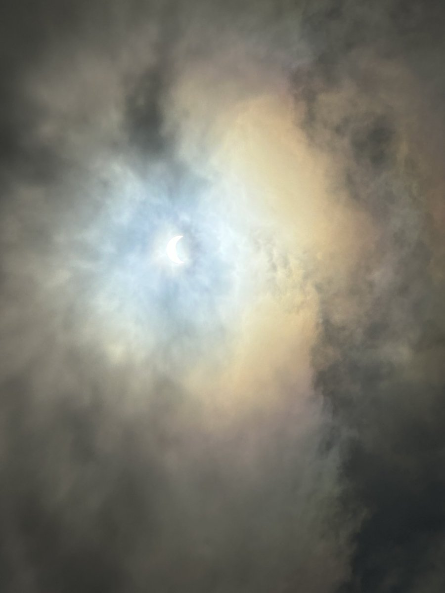 JLBook1031's tweet photo. It was a cloudy day but I got a decent pic of the eclipse https://t.co/nNukunkxHJ