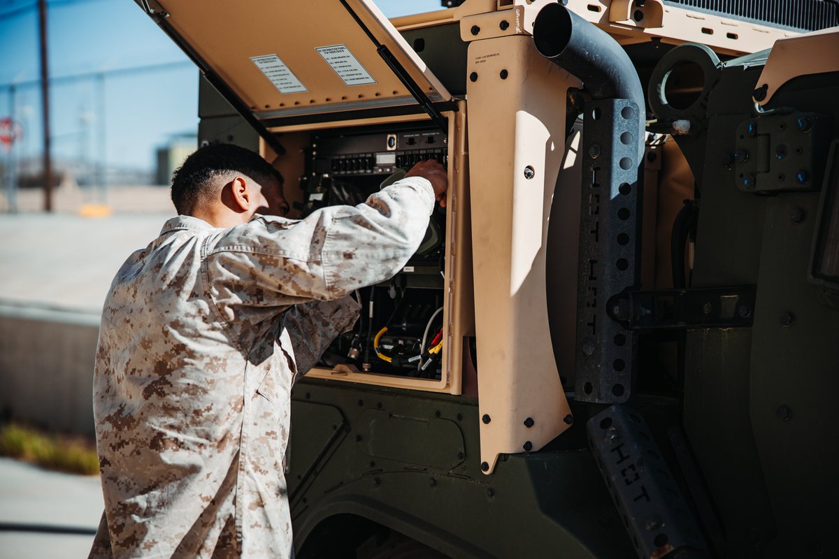 Keeping up with Communications📷 Marines attending the Expeditionary Communications Course receive instruction on new technology at The Combat Center. #Technology | @USMC | 📷 LCpl Richard PerezGarcia