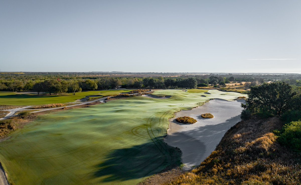 The 17th hole at Streamsong Red is a par four that plays 403 yards from the back tee. With a precise tee shot that avoids the large bunker on the right, you can set yourself up for a chance at birdie.   🤚 if you’ve walked off this green with a birdie or better.