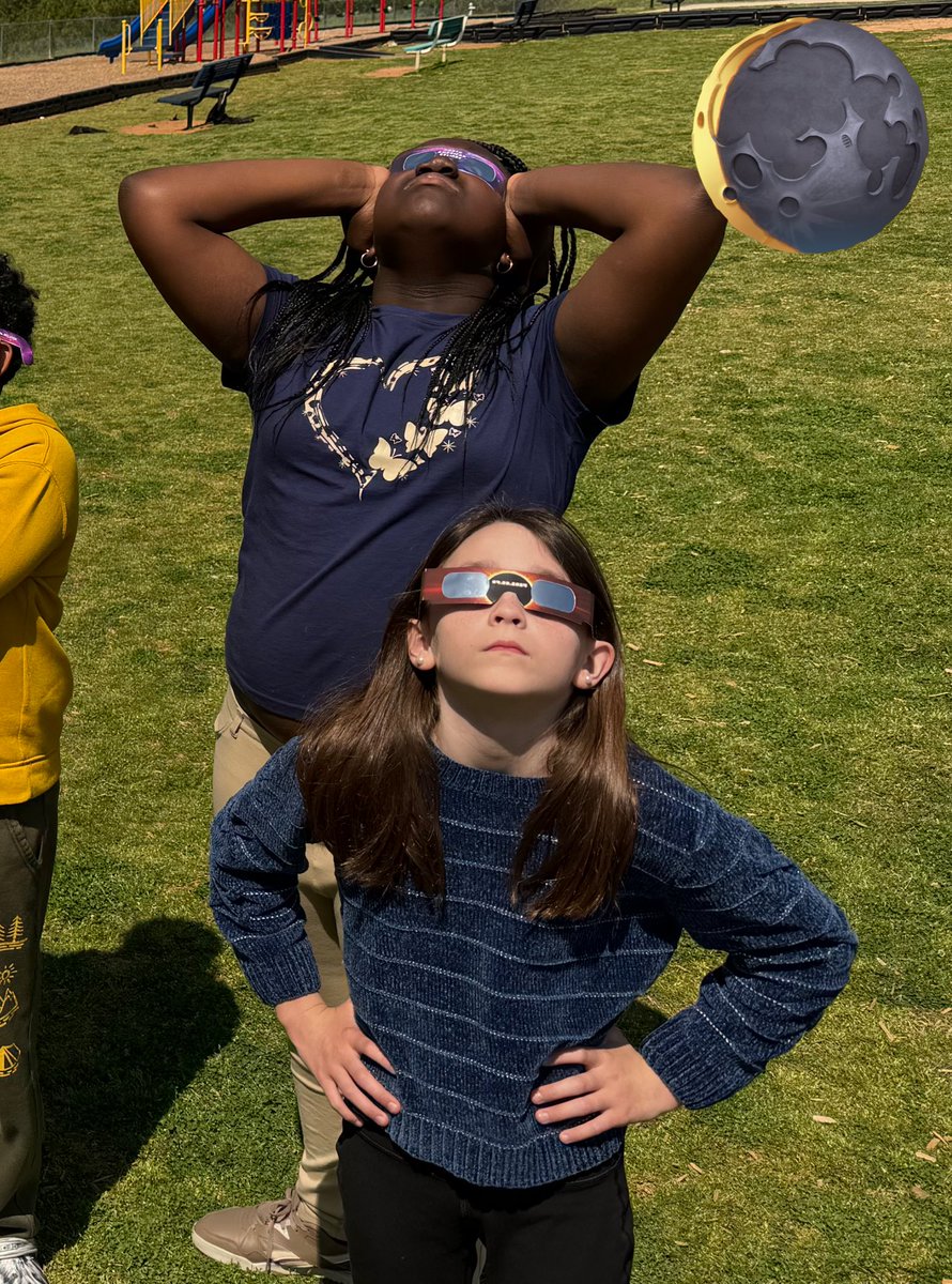 I spy two Hafza girls and a @drobinsonedu girl. Makes my ❤️😊. #STEMGirls #SolarEclipse @RSE_HCS @TRE_HCS @HenryCountyBOE @TermerionMLakes