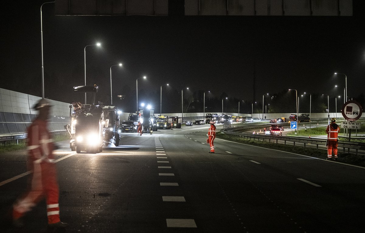 Al het verkeer rijdt inmiddels over 1 helft van de brug in de #A7 bij #Purmerend. Vandaag is de aannemer gestart met het versterken van de brug 👷‍♀️ Er worden in totaal 50.000 gaten geboord die opgevuld worden met ruim 15 km aan wapeningsstaal. Meer info 👉 rws.nl/a7purmerend.