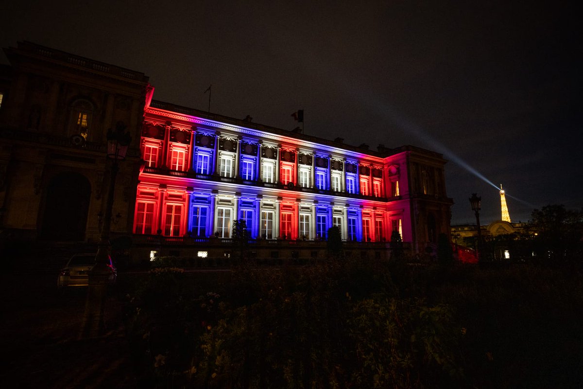 Long live the Entente Cordiale ! The French Foreign Ministry's Quai d'Orsay mansion is lit up in the colours of the Union Jack in celebration of the 120th anniversary of the Entente Cordiale between France and the United Kingdom. 🇫🇷🇬🇧