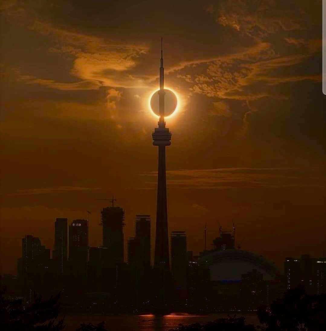 From #Toronto Island at 3:20 p.m. Wow. #eclipse2024 #Leafs
