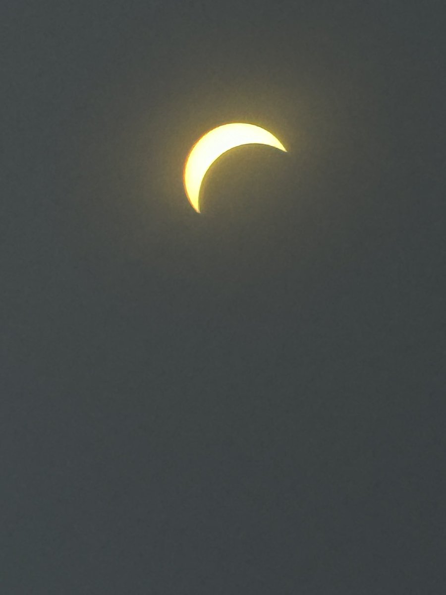 btssfarts's tweet photo. happy eclipse day guys !!! https://t.co/l61AuFfaW3