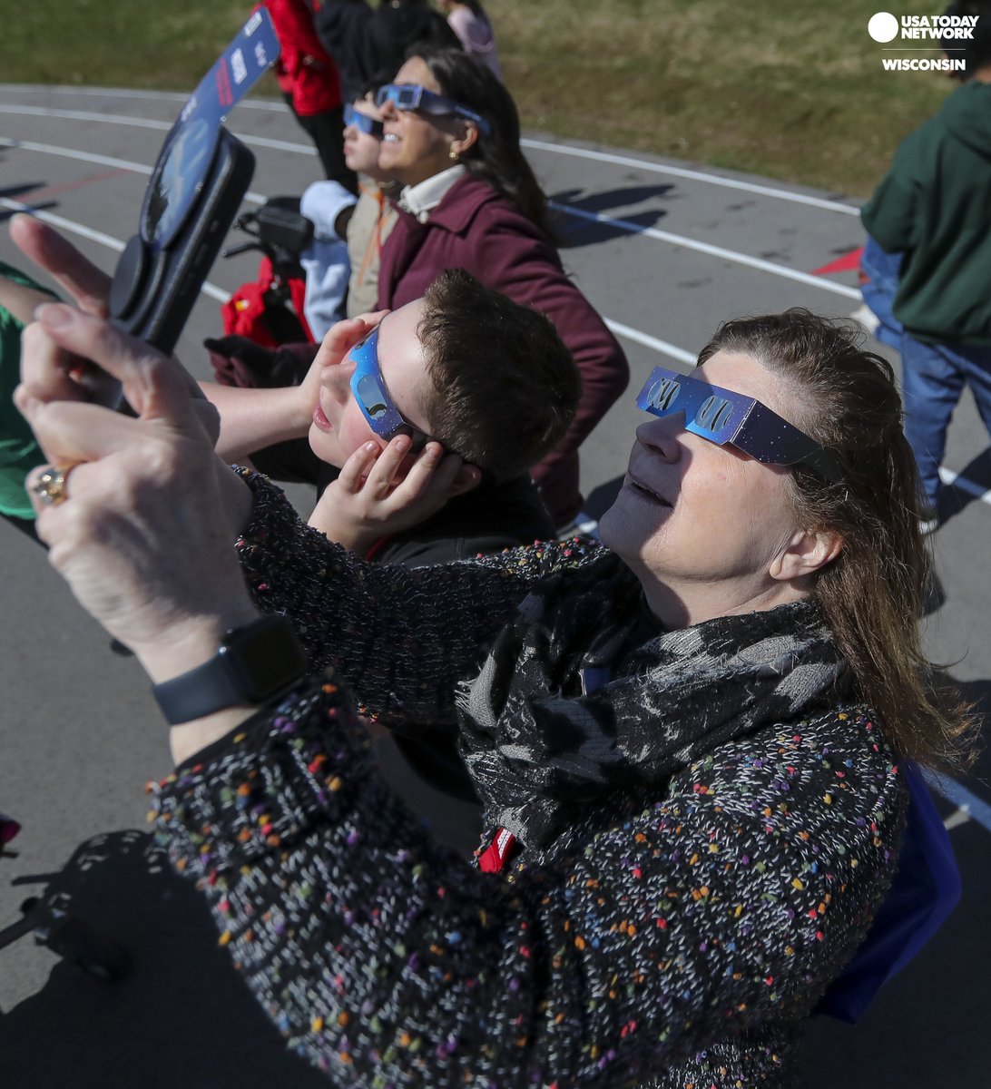 People in the Green Bay area gathered today to watch the #Solareclipe2024. I checked out the viewing at Edison Middle School in Green Bay, while @SarahKloepping was at the Mulva Cultural Center in De Pere. Full gallery: greenbaypressgazette.com/picture-galler…