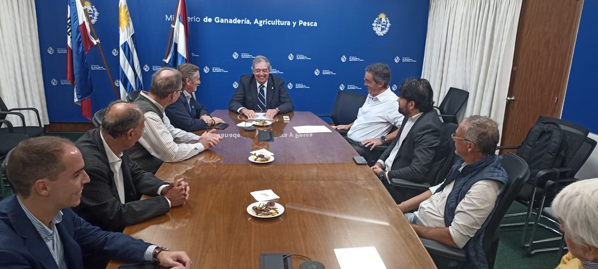 👉#AHORA Ministro Fernando Mattos (@MGAPUruguay) recibe a autoridades del cooperativismo agrario del Mercosur, en los #40AñosDeCAF: ✅@sistemaOCB de Brasil ✅@CONINAGRO de Argentina ✅@PYFECOPROD de Paraguay ✅CAF de Uruguay