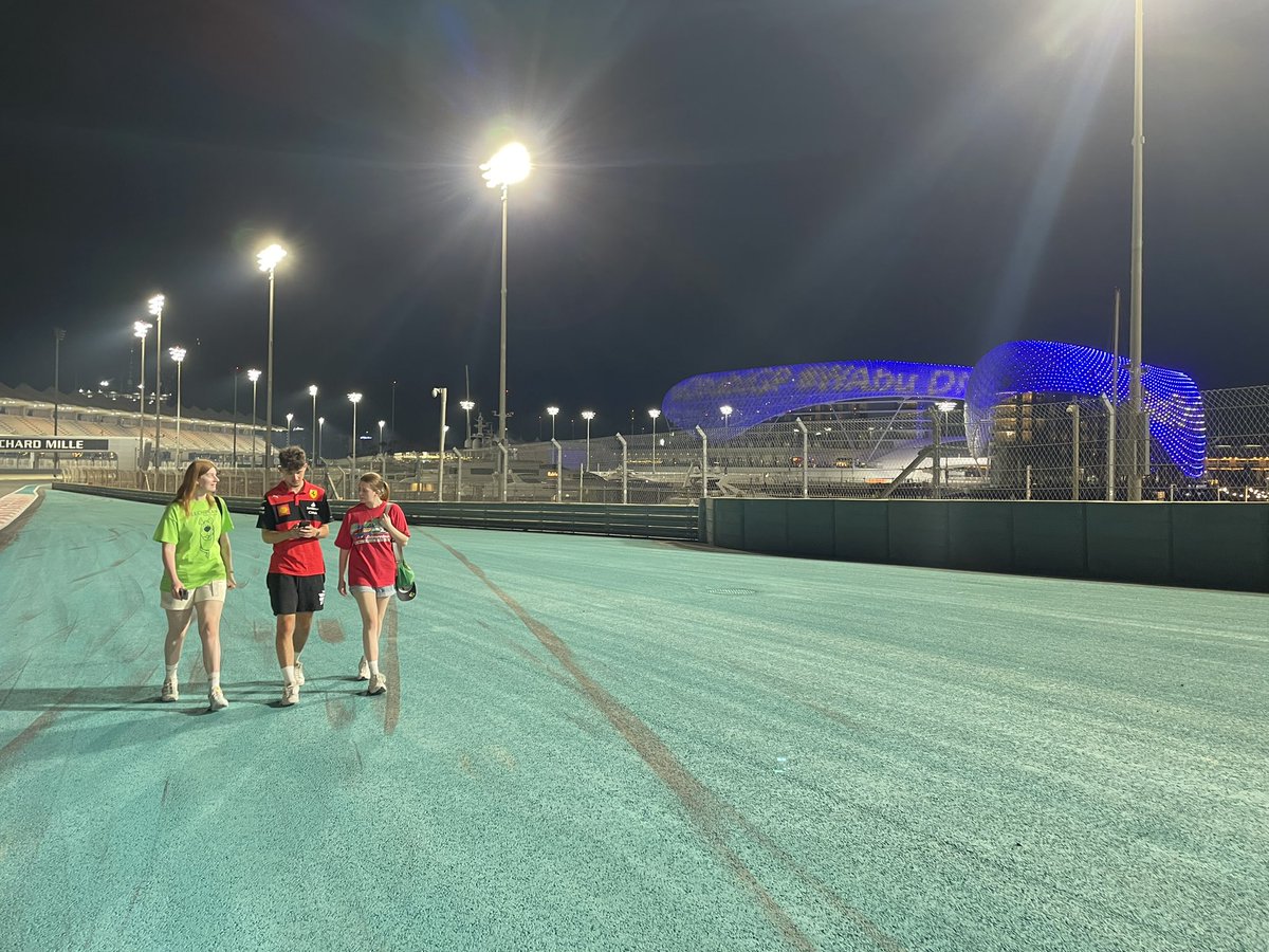 Mrwaterbiscuit's tweet photo. As days go, today has been a pretty good one. #TeamH2O #MondayMotivation #UAE https://t.co/hdqdFKWIgO