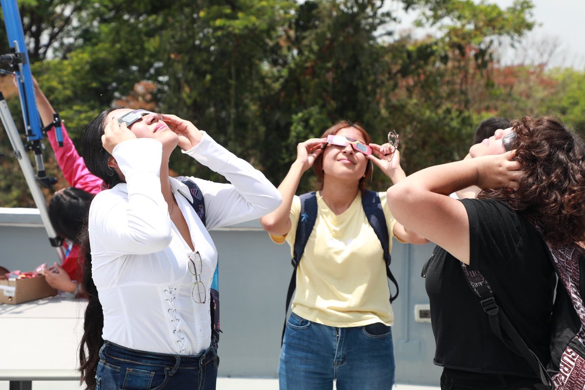 Este día, desde las instalaciones de nuestro centro de divulgación científica, el Observatorio Micro Macro, vivimos la experiencia del eclipse parcial de sol, un fenómeno astronómico único ☀️ Tuvimos la presencia de la Comunidad UDB, medios de comunicación y público general🔭